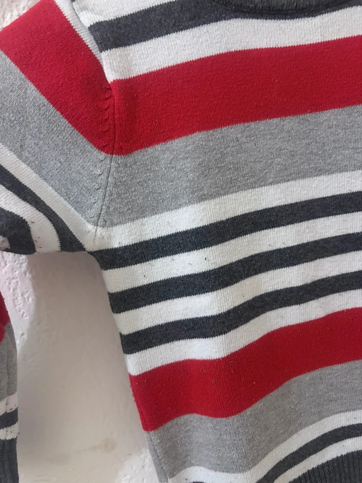 Suéter de Malha Listrado Vermelho, Cinza e Branco – Calor e Estilo Clássico – Tamanho 24 Meses (86 cm) – photo 3